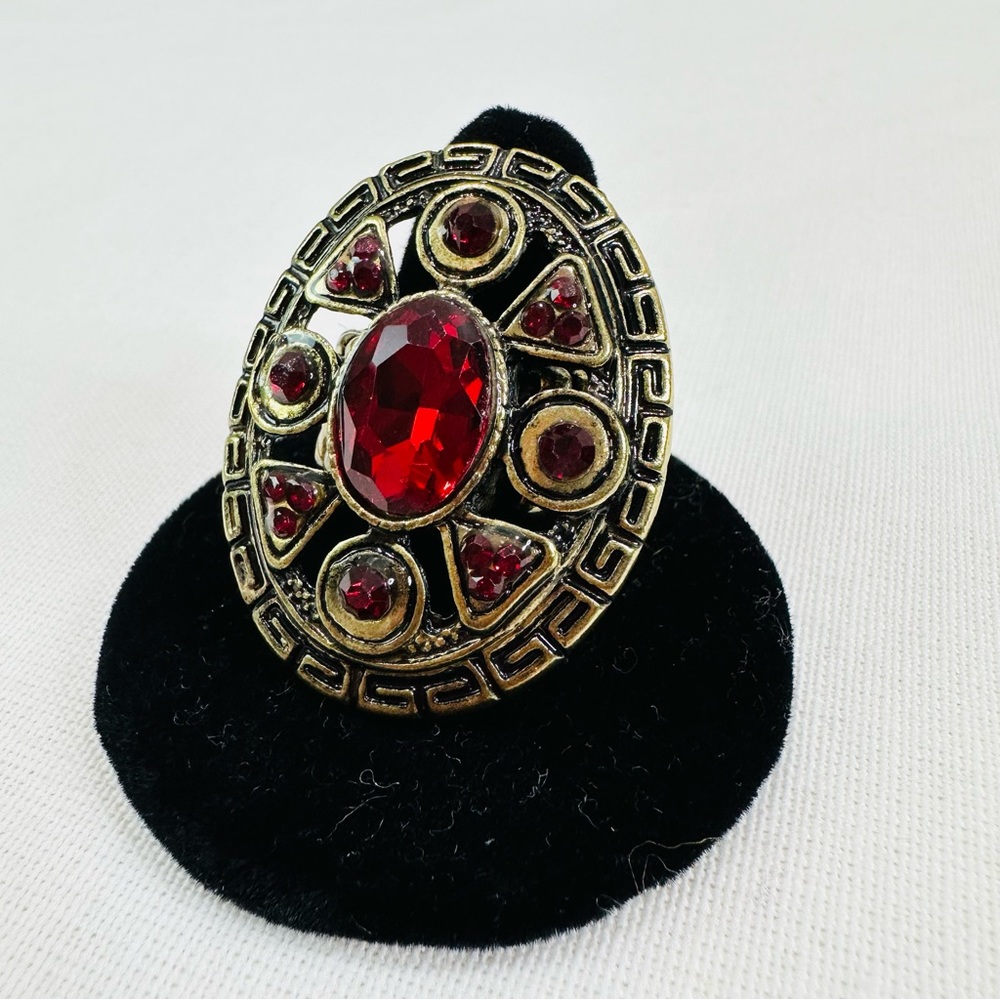 STRETCH RING RED JEWEL CENTER ACCENTED STONES IN GOLD TONE NWOT FASHION GLAM
